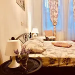 Vintage 2 With Balcony Apartment