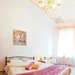 Vintage 2 With Balcony Apartment